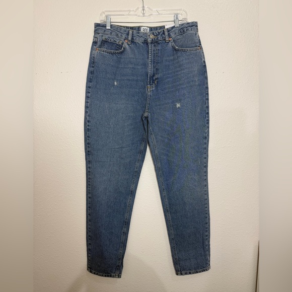 Urban Outfitters BDG high-waisted mom jeans in a medium wash blue denim NWT!! - Picture 2 of 4